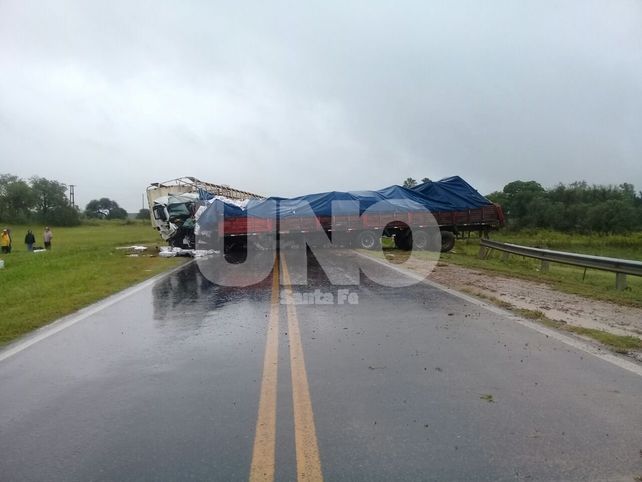 Las Palmeras: murió un camionero en un violento choque frontal con un semirremolque