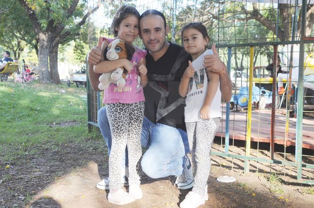 En familia. Alexis aprovechó para jugar con su hijas