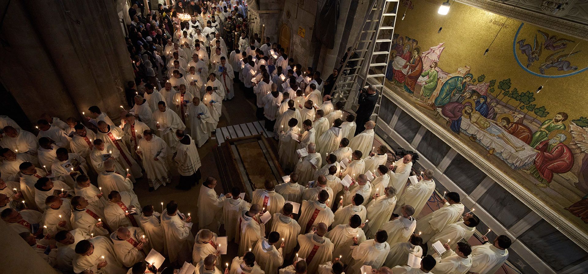 El clero católico sostiene velas mientras camina durante la procesión del Lavatorio de Pies en la Iglesia del Santo Sepulcro, donde muchos cristianos creen que Jesús fue crucificado, enterrado y resucitó de entre los muertos, en la Ciudad Vieja de Jerusalén, el jueves 17 de abril de 2025. (Foto AP/Leo Correa) El clero católico sostiene velas mientras camina durante la procesión del Lavatorio de Pies en la Iglesia del Santo Sepulcro, donde muchos cristianos creen que Jesús fue crucificado, enterrado y resucitó de entre los muertos, en la Ciudad Vieja de Jerusalén, el jueves 17 de abril de 2025. (Foto AP/Leo Correa)