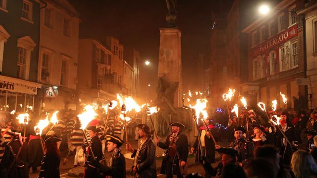 Celebración anual de la noche de la hoguera de Lewes