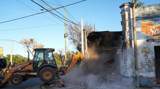 Derribaron la vieja casona en la que funcionaba un búnker de drogas en Monseñor Zazpe y Zavalla