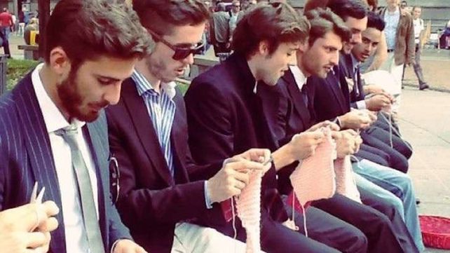Hombres se sentaron a tejer en la mitad de la calle para dar una lección
