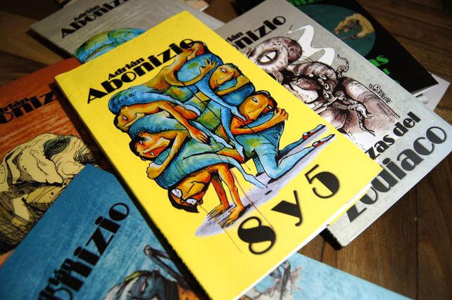 Adrián Abonizio: trece libros para cantar la ciudad