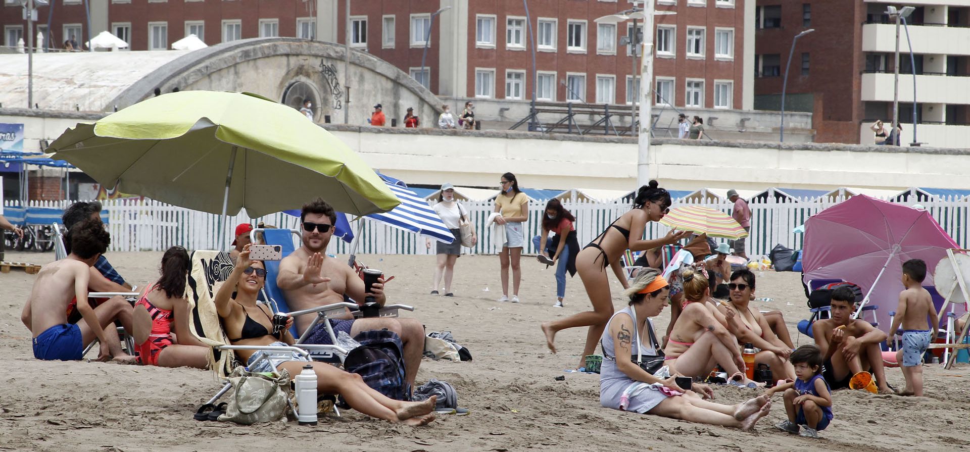 La escalada inédita de casos de coronavirus de la semana de Año Nuevo no detuvo la llegada de miles de personas a la costa atlántica