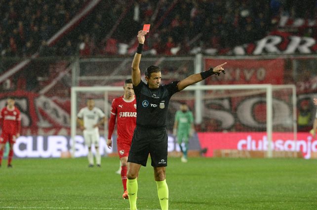 Penel expulsó a Heinze ante el rojo en Avellaneda. En Rosario es otra cosa.