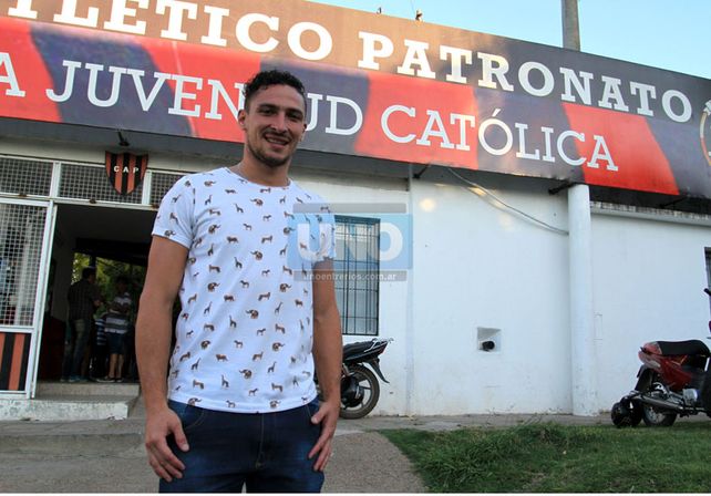 Damián Lemos firmó ayer su contrato con la entidad de barrio Villa Sarmiento.  (Foto UNO/Juan Ignacio Pereira)