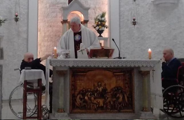 El PAdre Ceschi concelebrando la misa.&nbsp;