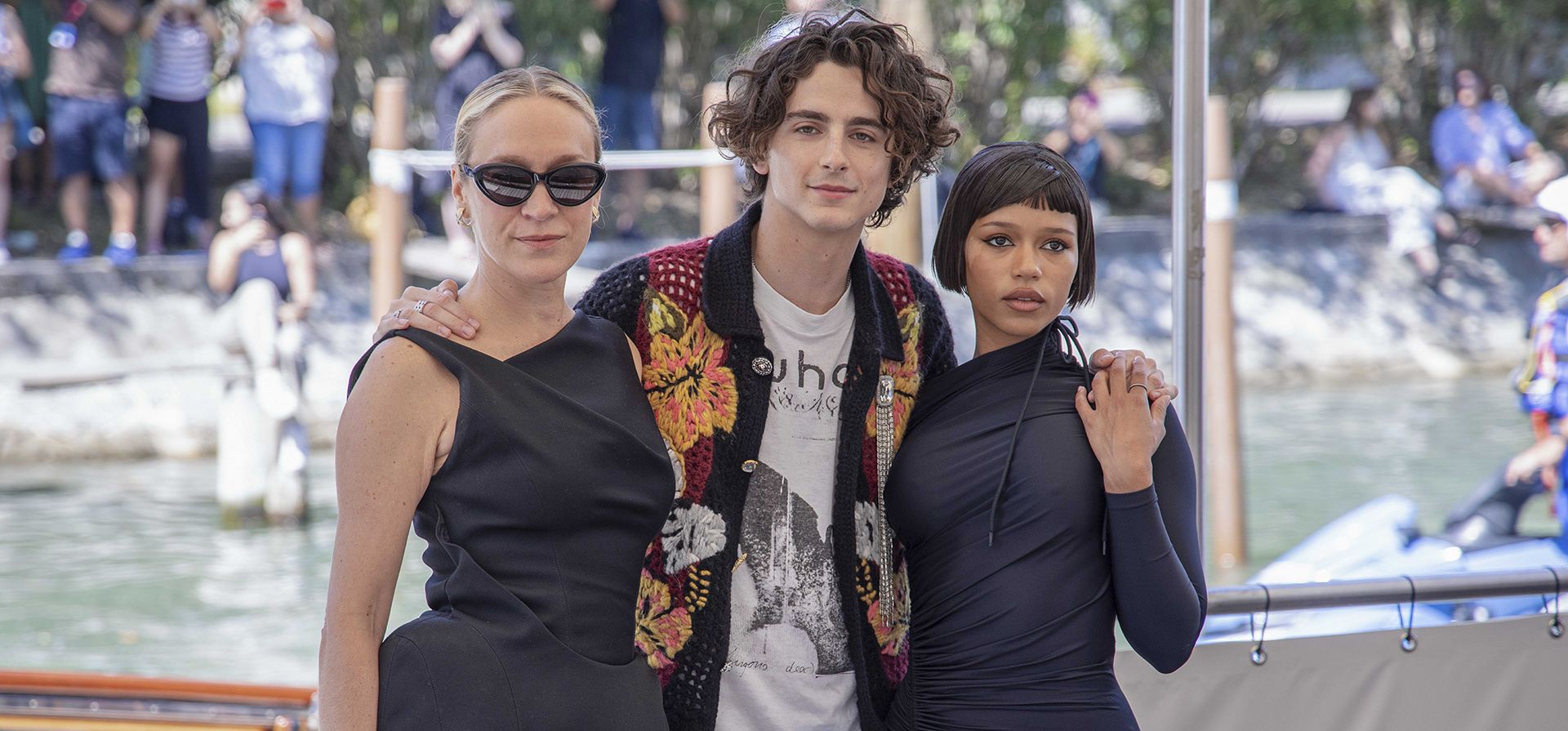 Chloe Sevigny, de izquierda a derecha, Timothee Chalamet y Taylor Russell posan para los fotógrafos a su llegada a la sesión fotográfica de la película