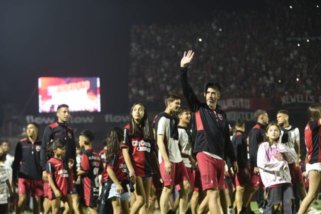 Pablo Pérez saluda a los hinchas