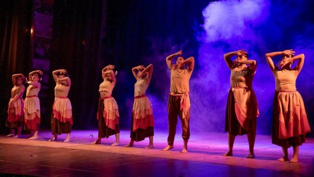 La Municipalidad de Paraná inició los festejos por el Día de la Independencia con la tradicional Gala Patria en el Teatro 3 de Febrero.