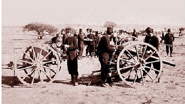 Cañones Krupp. Con los fusiles Remington y las ametralladoras Gatling