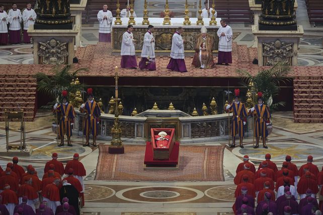 El féretro del Papa Francisco en la Basílica de San Pedro.&nbsp;