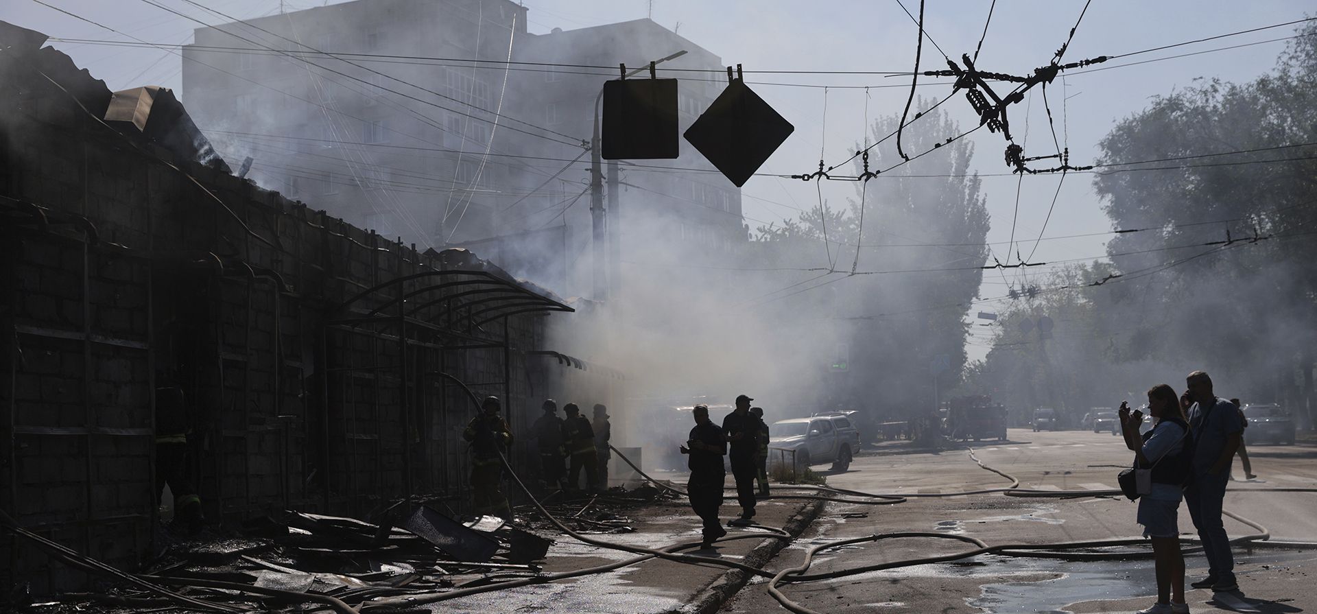 Rescatistas extinguieron un incendio en tiendas comerciales destruidas por un ataque con misiles rusos en Zaporiyia, Ucrania, el lunes 18 de agosto de 2025. (Foto AP/Kateryna Klochko) Rescatistas extinguieron un incendio en tiendas comerciales destruidas por un ataque con misiles rusos en Zaporiyia, Ucrania, el lunes 18 de agosto de 2025. (Foto AP/Kateryna Klochko)