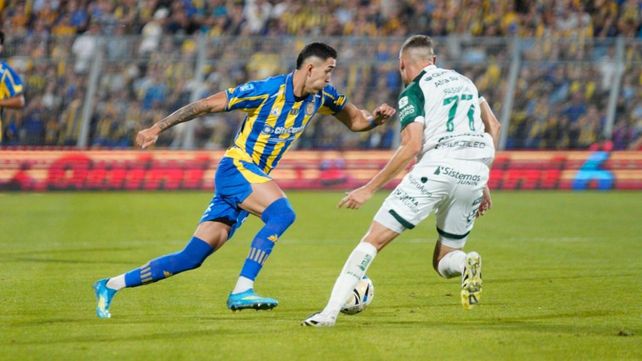 Julián Fernández encara a Nicolás Pasquini. Central y Sarmiento