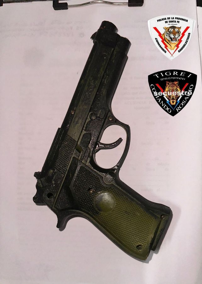La réplica de arma de fuego que se habría utilizado en el asalto