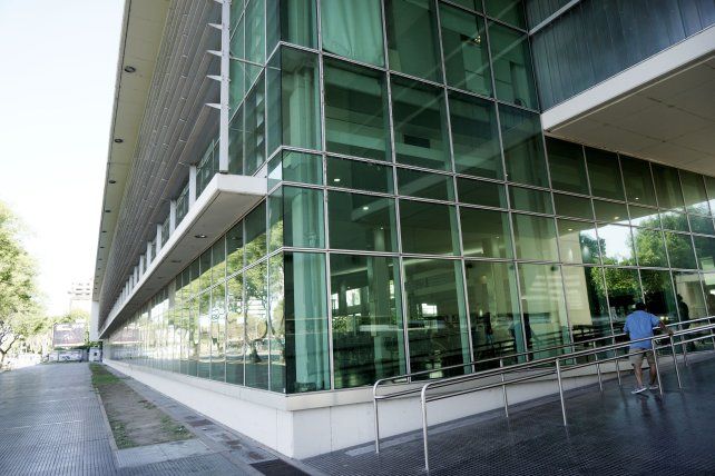 El hombre que fue golpeado por taxistas permanece internado en terapia intensiva del Hospital Clemente Alvarez. .