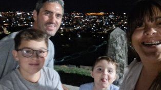 Fernando Dellarciprete, su esposa Rocío Villarreal y sus hijos Tiziano y Francesco