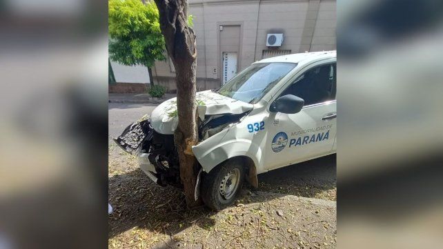 Paraná: una camioneta del municipio chocó contra un árbol