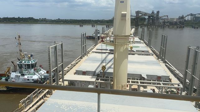 Dos barcos remolcadores zafaron de una varadura a un buque de ultramar.