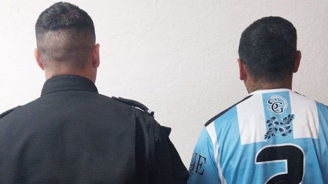 El jugador que atacó al árbitro terminó detenido.