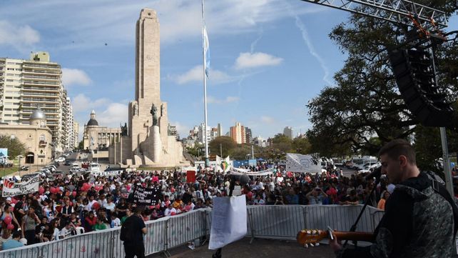 Multitudinaria protesta frente al Monumento contra los recortes en discapacidad