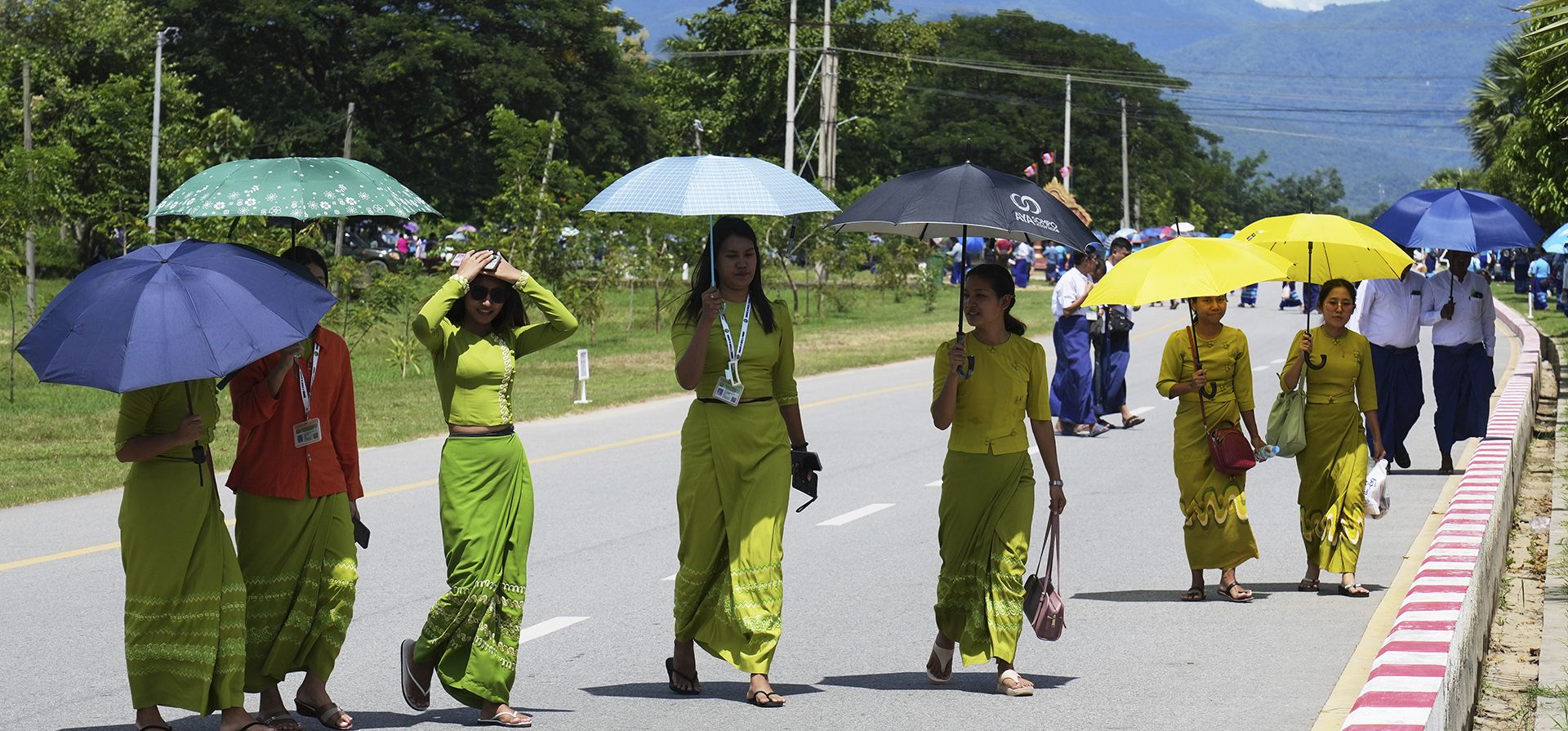 La gente se retira tras rendir homenaje al féretro del expresidente interino Myint Swe durante su funeral el lunes 11 de agosto de 2025 en Naypyitaw, Myanmar (Birmania). (Foto AP/Aung Shine Oo) La gente se retira tras rendir homenaje al féretro del expresidente interino Myint Swe durante su funeral el lunes 11 de agosto de 2025 en Naypyitaw, Myanmar (Birmania). (Foto AP/Aung Shine Oo)