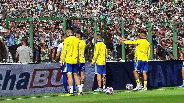 Los jugadores de Boca se acercaron a las tribunas para pedir calma antes del partido frente a Sarmiento.