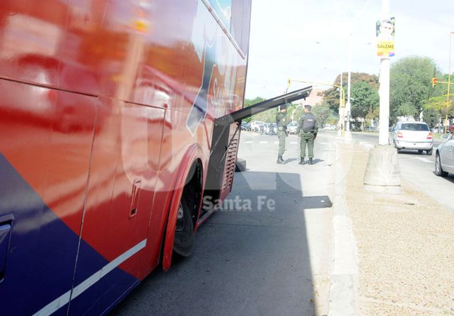 Un colectivo con pasajeros perdió una rueda en el macrocentro santafesino