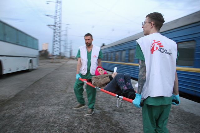 Personal de Médicos sin Fronteras evacuando heridos en el tren medicalizado desde Kramatorsk.&nbsp;