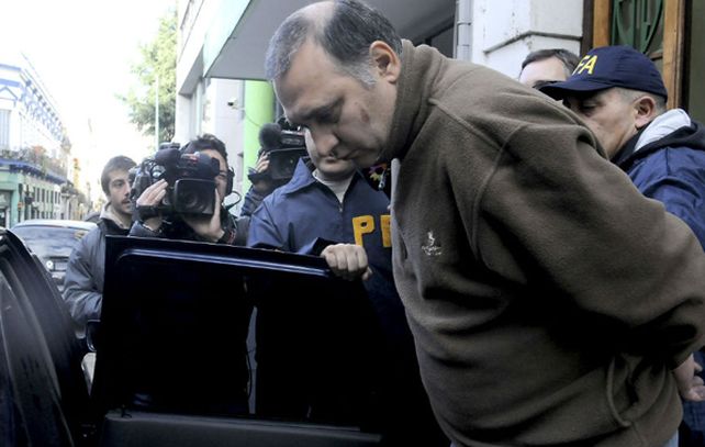 Jorge Mangeri es retirado del edificio acusado del asesinato de Angeles.