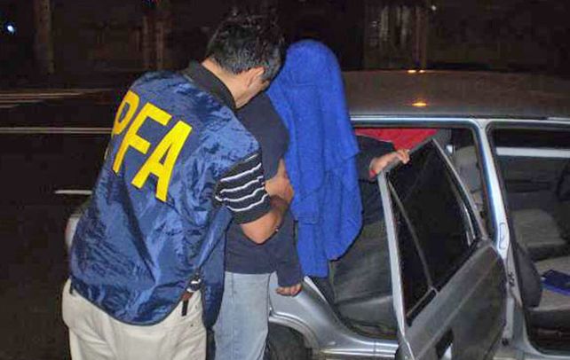 Calvario. Policías federales encarcelan a uno de los acusados.