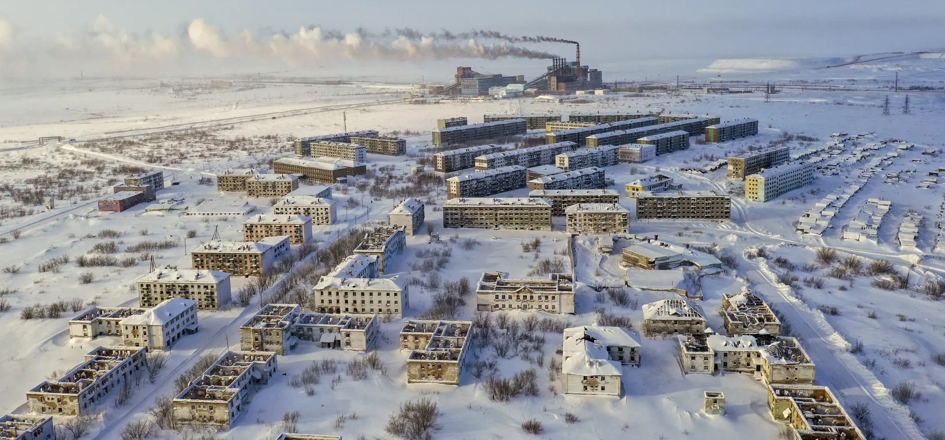 Una zona residencial abandonada, donde el duro clima ártico está destruyendo poco a poco los edificios de un pueblo fundado en 1955 durante la construcción de la mina de carbón de Zapolyarnaya, en Vorkuta, Zapolyarny, Rusia. Fotografía: Anadolu/Getty Images Una zona residencial abandonada, donde el duro clima ártico está destruyendo poco a poco los edificios de un pueblo fundado en 1955 durante la construcción de la mina de carbón de Zapolyarnaya, en Vorkuta, Zapolyarny, Rusia. Fotografía: Anadolu/Getty Images