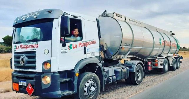 Dolores Guldrís y una postal que la define: en la ruta y al volante de un camión