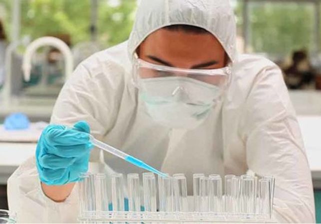 En los fluidos. Está presente en algunos líquidos del cuerpo pero eso no necesariamente supondría una vía de contagio. Falta seguir estudiando.
