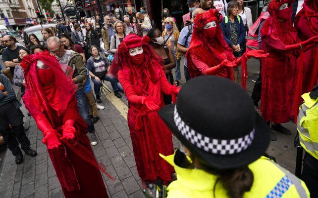 Protesta organizada por el grupo de activistas climáticos Extinction Rebellion en Londres. El grupo Extinction Rebellion ha anunciado acciones en muchas ciudades de todo el mundo declarando su oposición a la inversión en combustibles fósiles.
