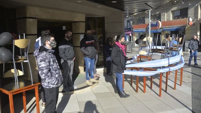 Hoteleros y gastronómicos sacan mesas, camas y vajillas a la calle