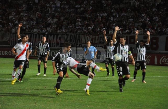 Estudiantes (BA) quiere hacer historia ante el Millonario