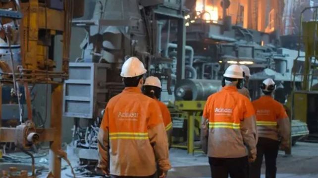 Hay más de 200 trabajadores suspendidos en Acindar. La caída de la construcción y el avance de importaciones agravan la crisis del acero argentino