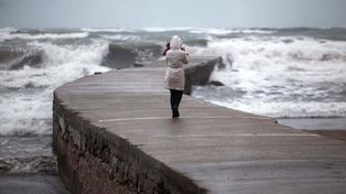 Un ciclón con ráfagas de 140 km/h y olas de 8 metros azotó Mar del Plata