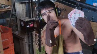Tomás Manchuca, en plena producción de las canilleras de plástico reciclado Fenikks, su flamante empresa.