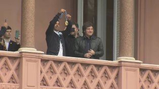 Javier Milei recibió a Maligno Torres en la Casa Rosada y salieron al balcón presidencial