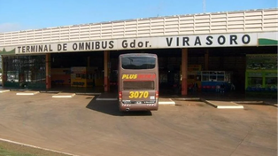 El colectivo llegó a la terminal de Gobernador Virasoro, en Corrientes, con un cadáver enganchado en la parte inferior trasera.
