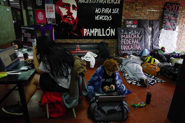 Qué facultades de la UNR están tomadas y cuándo finalizan las medidas de protesta