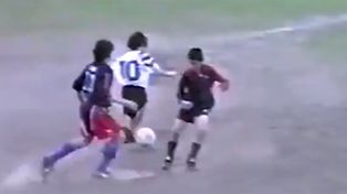 Gambeteando hacia el futuro. Lionel Messi, con la pelota pegada en el pie izquierdo, deja a dos rivales en el camino.