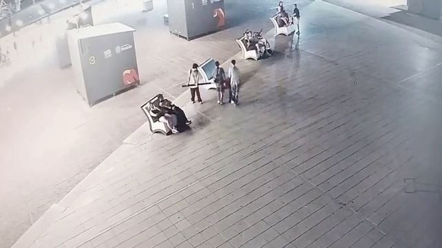 El video confirma que los detenidos estaban acompañados por otras tres personas.