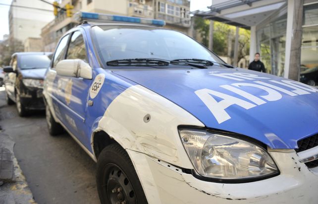Las marcas de la bala en el móvil policial.