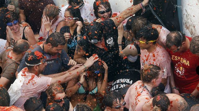 Tomatina, la batalla roja celebra su fiesta anual con un mensaje contra la homofobia