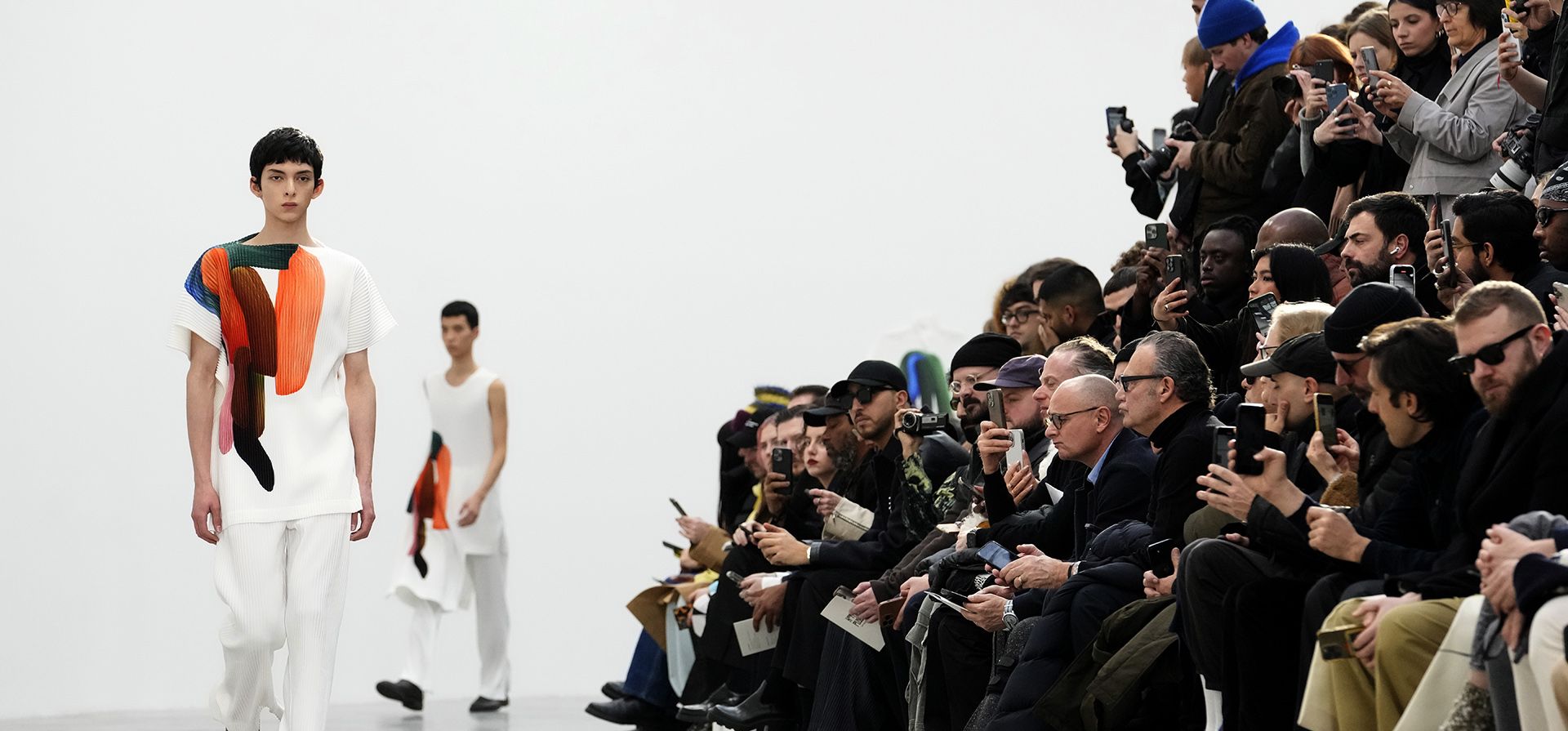 Un modelo luce una creación de Issey Miyake como parte de la colección prêt-à-porter masculino Otoño-Invierno 2024-2025 presentada en París el jueves 18 de enero de 2024. (Foto AP/Thibault Camus) Un modelo luce una creación de Issey Miyake como parte de la colección prêt-à-porter masculino Otoño-Invierno 2024-2025 presentada en París el jueves 18 de enero de 2024. (Foto AP/Thibault Camus)