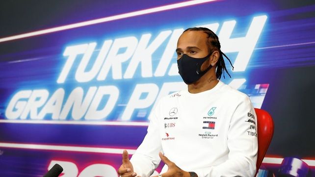 Hamilton dijo que no hay presión para renovar en Mercedes