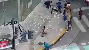 Lluvia de billetes: intentaron robarle la mochila y el dinero voló por los aires
